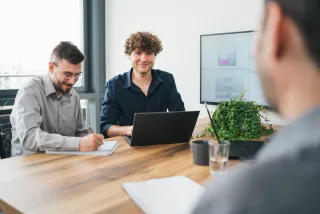Entwickler im gemeinsamen Projektgespräch