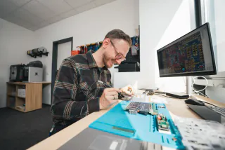 Entwickler bei der Arbeit an einer Platine
