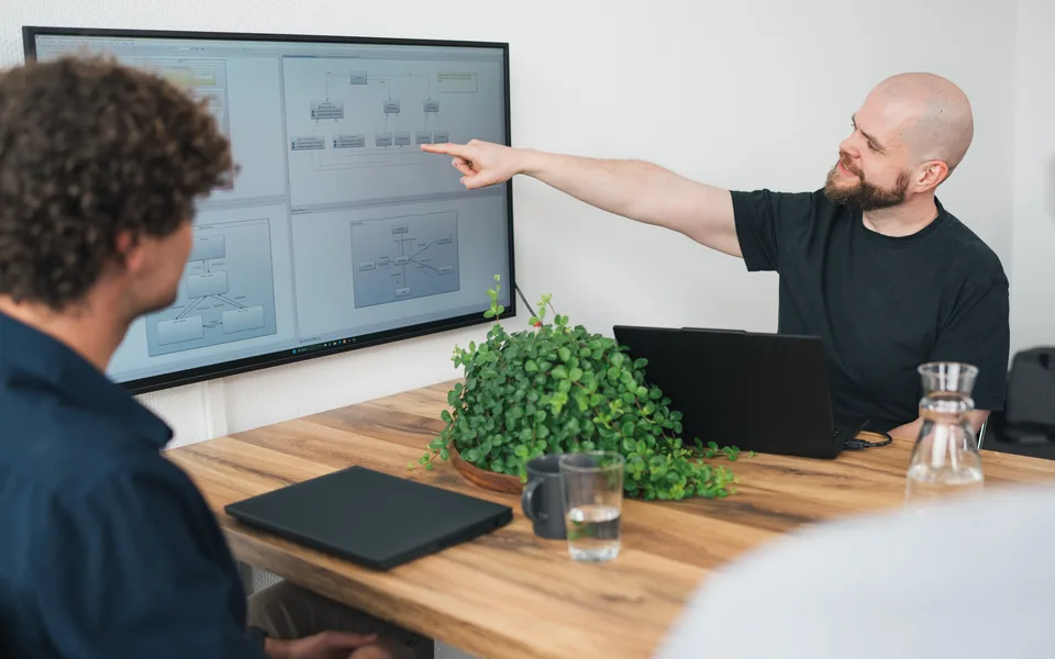 Team bespricht ein formales Systemmodell im TRACE-Forschungsprojekt